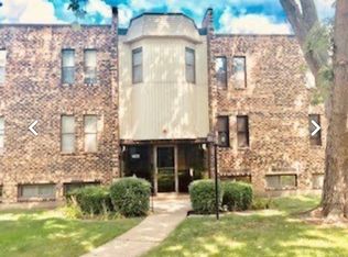 2208 Country Club Dr APT 4, Woodridge, IL 60517