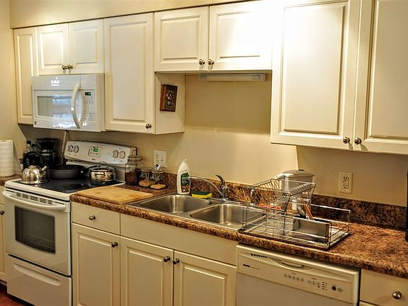2nd image of 1513 E Franklin St #D133