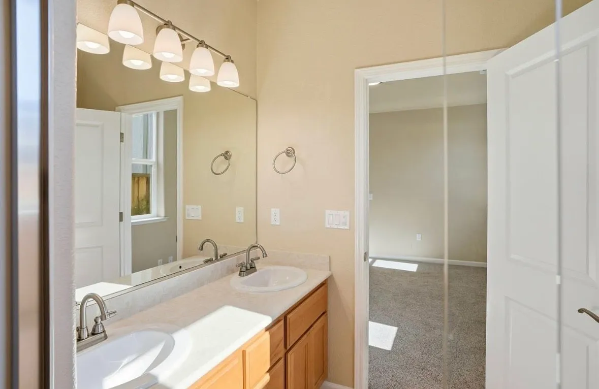 3 bed, 4375 sqft, $3,800 — Photo 3