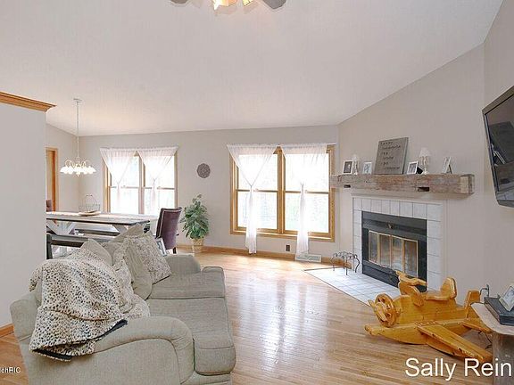 4th image of 5968 Robin Hill Dr NE