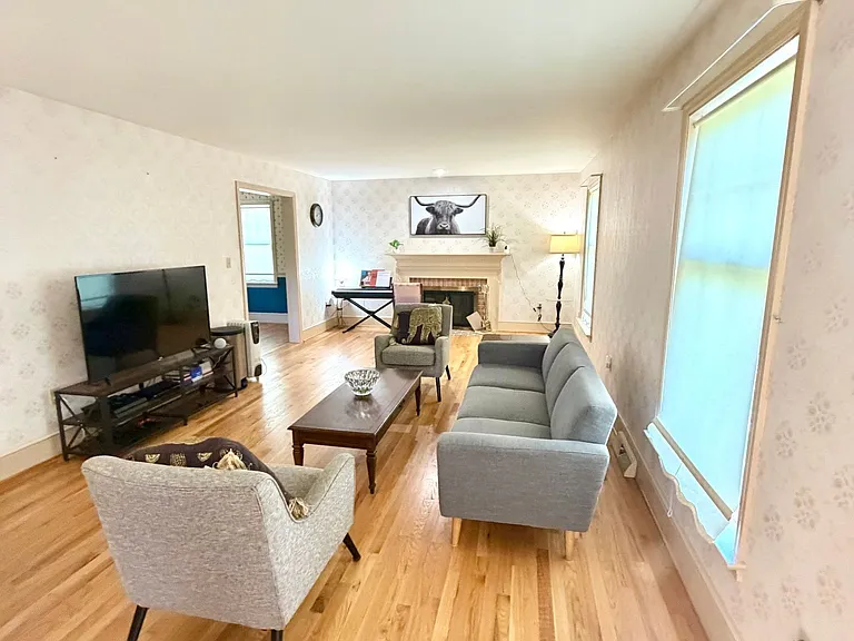 684 Steinman Ct — Photo 3