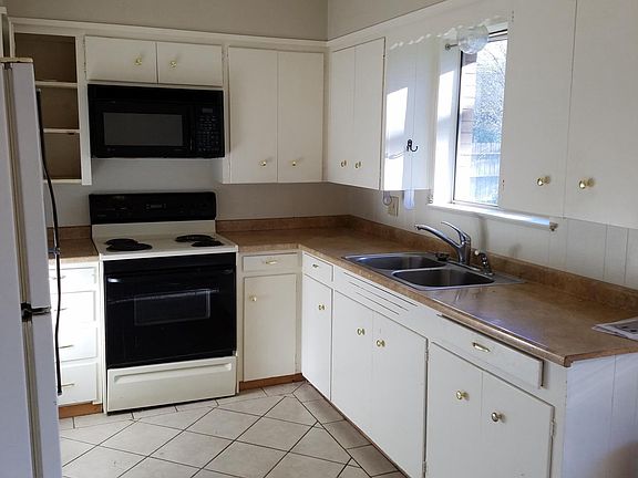 Nice Kitchen w/Built in Microwave
