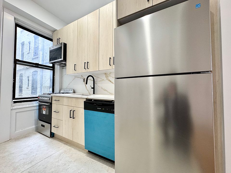 2nd image of 585 Park Pl APT 1r