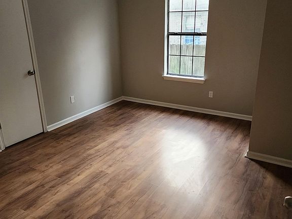 3rd image of 1363 Orgill Ave E