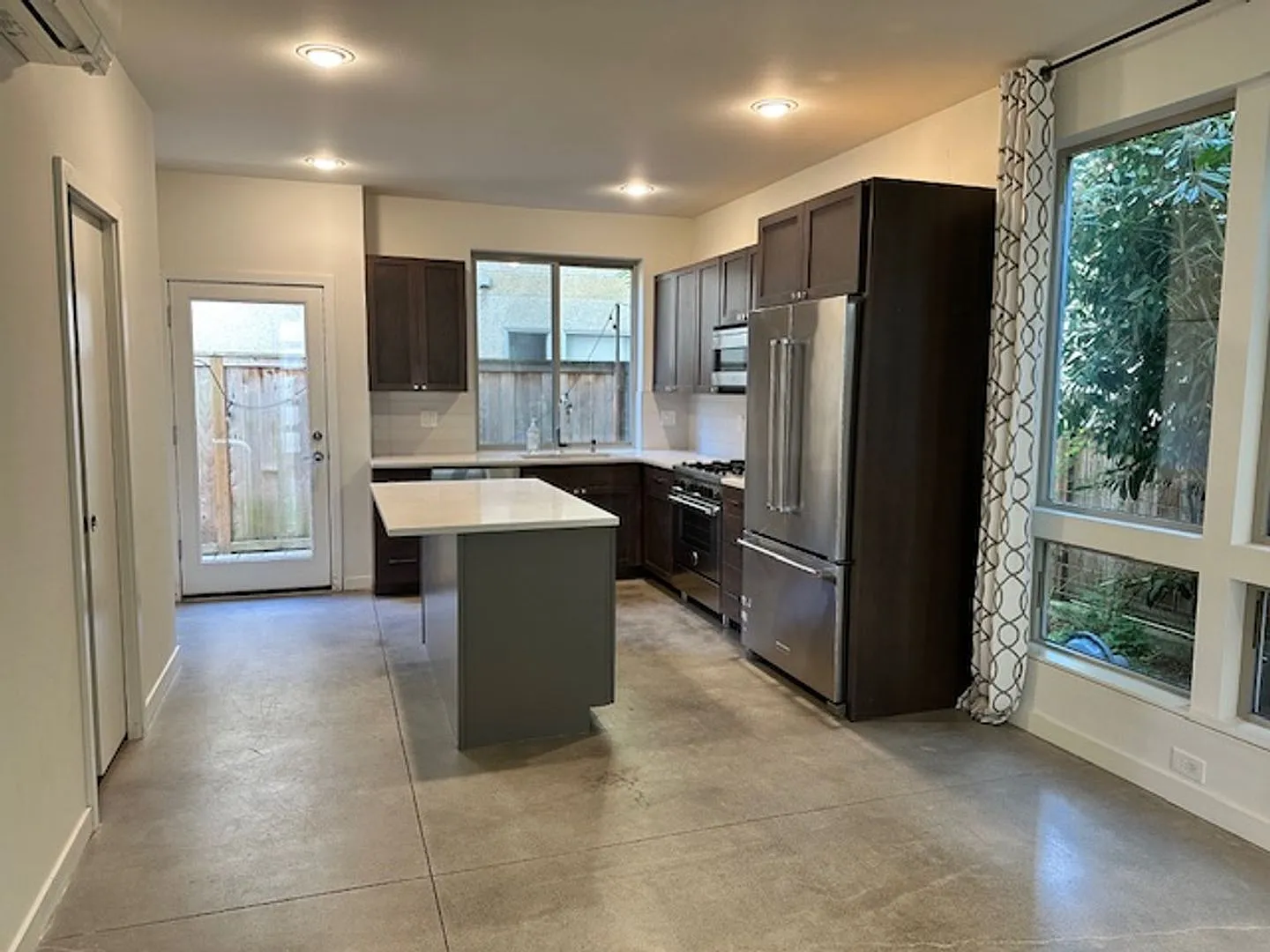 3 Bedroom Queen Anne Townhouse w/rooftop deck Available by November 16th at $4100! — Photo 2