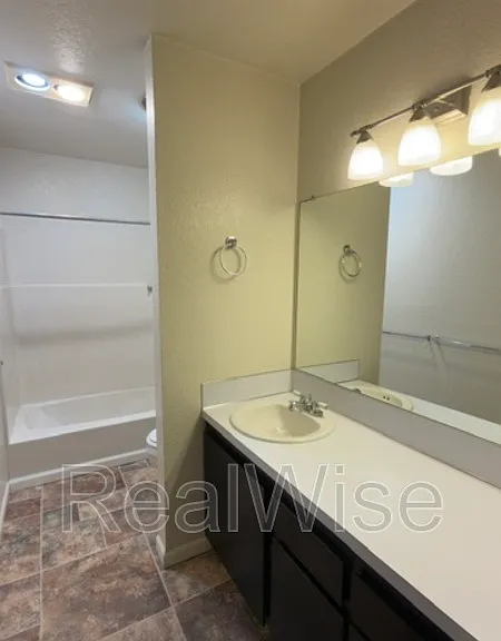 550 SE Center St — Photo 15
