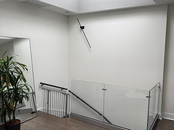 2nd image of 924 W Fullerton Ave