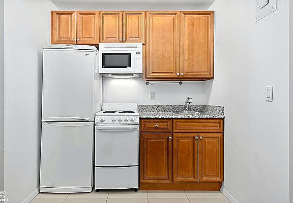 5th image of 23 Waverly Pl APT 3U