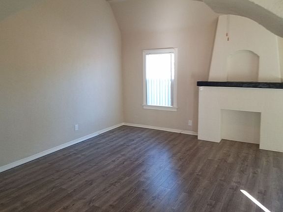 4th image of 1095 E 21st St