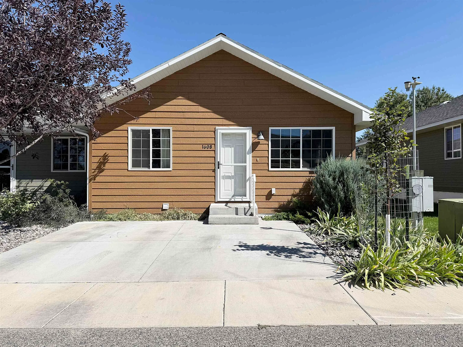 3 bed, 2.0 bath, 1668 sqft, $1,900 — Photo 1