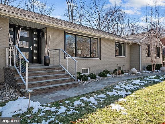 4th image of 319 Saint Ives Dr