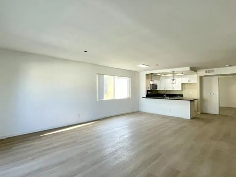 420 S Harvard Blvd #301 — Photo 3
