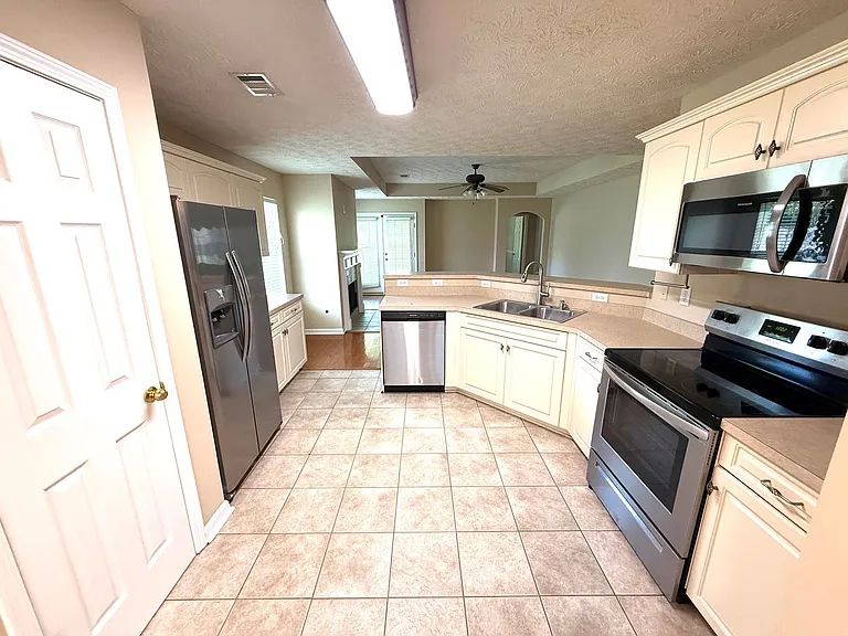 9400 Colleton Ct — Photo 2