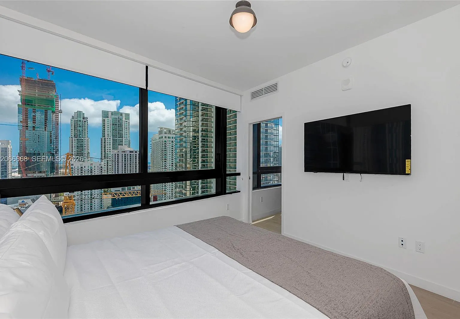 District 225 Condo — Photo 4
