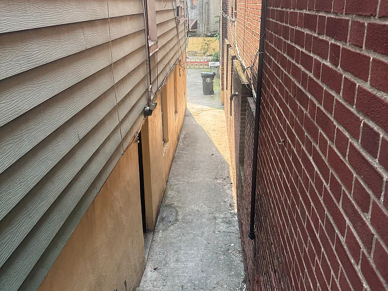 2340 Hughes Ave #B — Photo 4