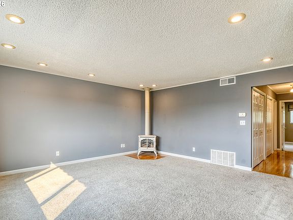 4th image of 1900 NW Carden Ave APT 16