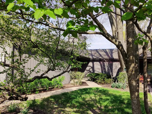 377 Mallard Point, Lake Barrington, IL 60010