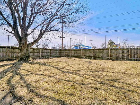 5th image of 131 Hilltop Dr