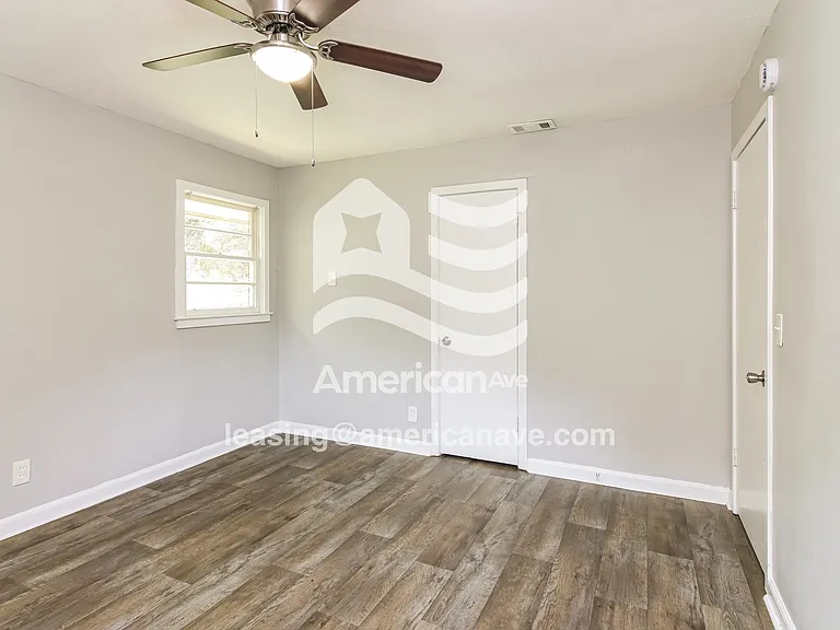 1072886_010_main_bedroom_10.jpg