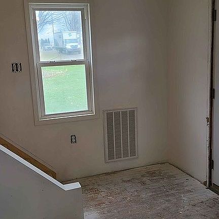 4th image of 203 Loch Lomond Rd