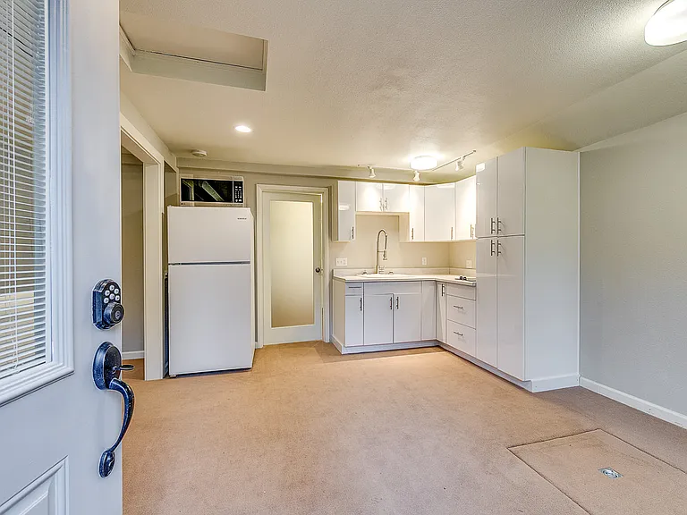 1140 Wing Point Way NE #B — Photo 6