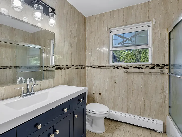 217 Bellerose Ave — Photo 16