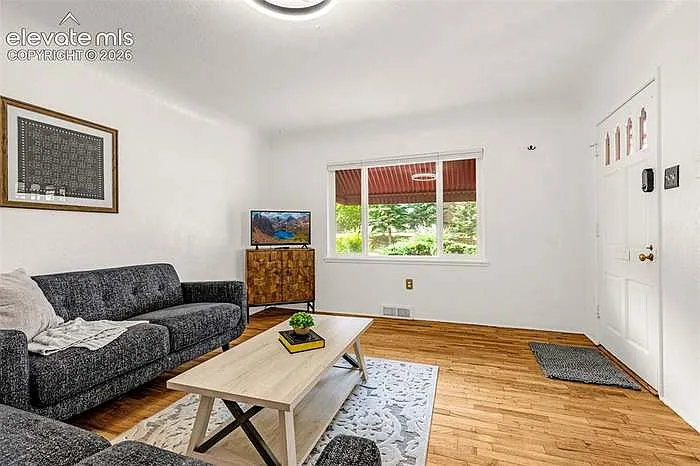 3 bed, 1570 sqft, $1,950 — Photo 3