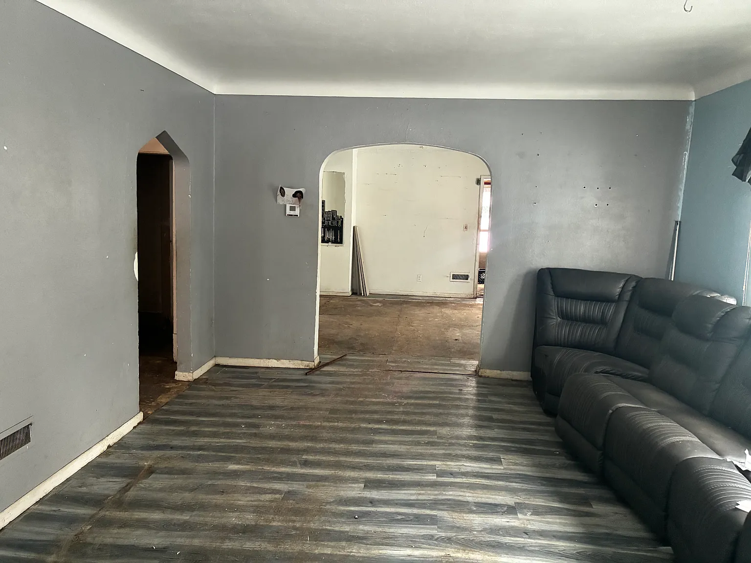 5 bed, 1.5 bath, 2220 sqft, $876 — Photo 2