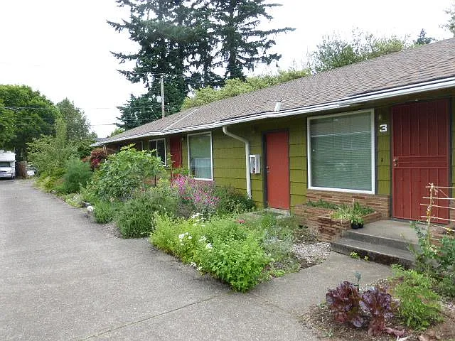 5320 SE Schiller St #3 — Photo 2