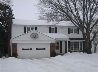 22396 Parkedge Cir, Fairview Park, OH
