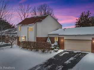 5324 Fairway Ct, West Bloomfield, MI 48323