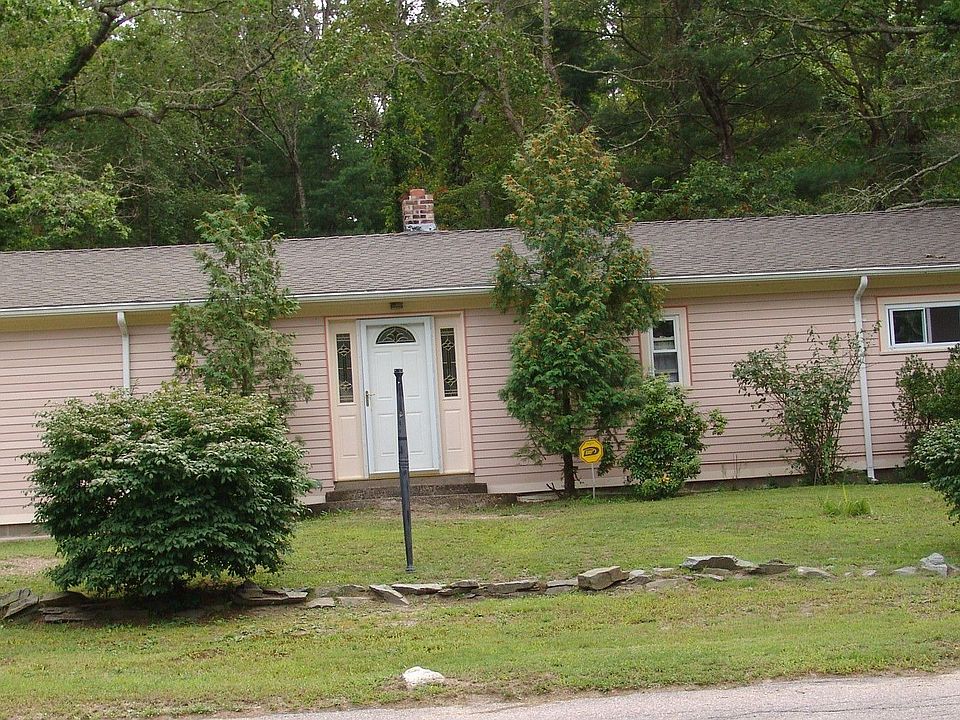 Cozy Ranch w/detached garage