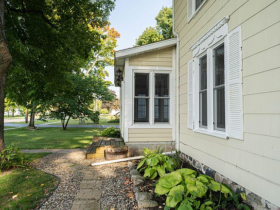 2nd image of 529 W Burr Oak St