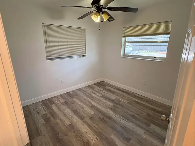 980 NW 200th Ter — Photo 11