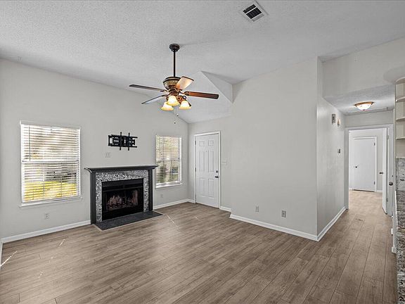 5th image of 3042 Yorktown Cir