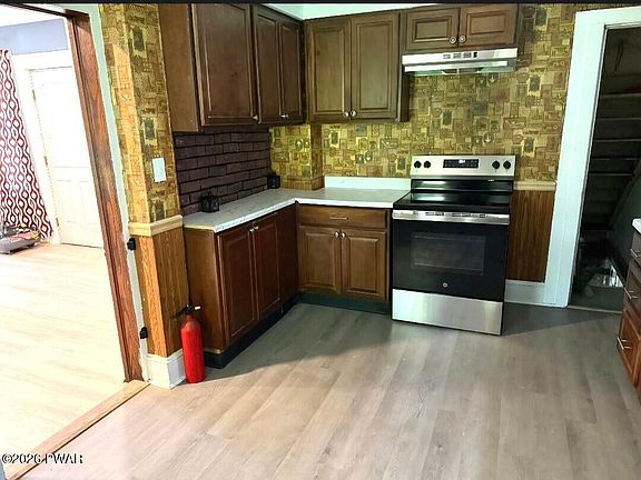 5th image of 914 Main St