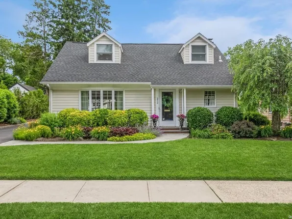 212 Glenmore Street, East Williston, NY 11596