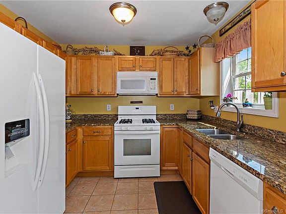 3rd image of 51 Sachem Dr #51