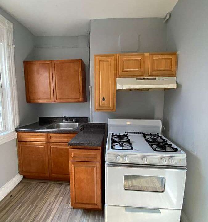 1st image of 164 Waverly St #2L