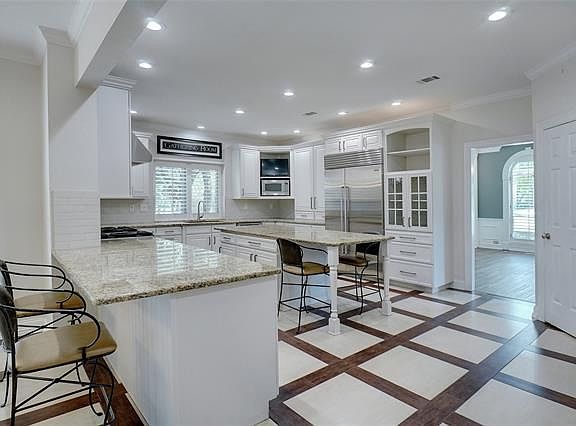 4th image of 305 W Chapel Downs Dr