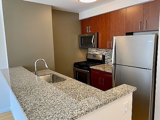 5th image of 120 W 21st St APT 1012