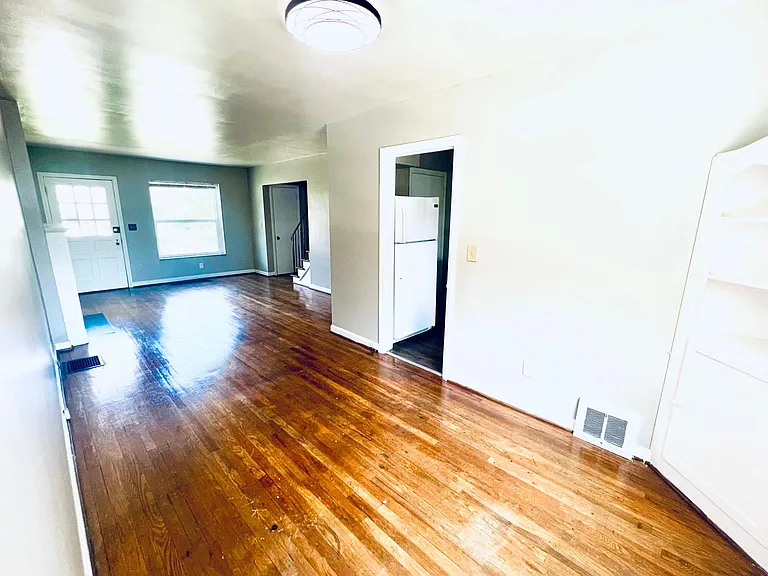 1571 Waltham Rd — Photo 5