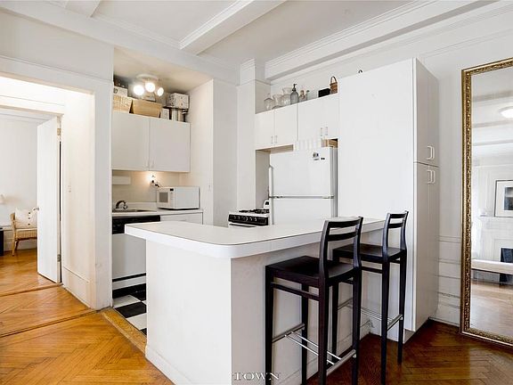 2nd image of 140 W 71st St APT 4E