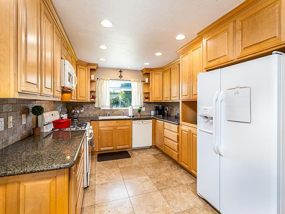 5th image of 761 La Alondra Way
