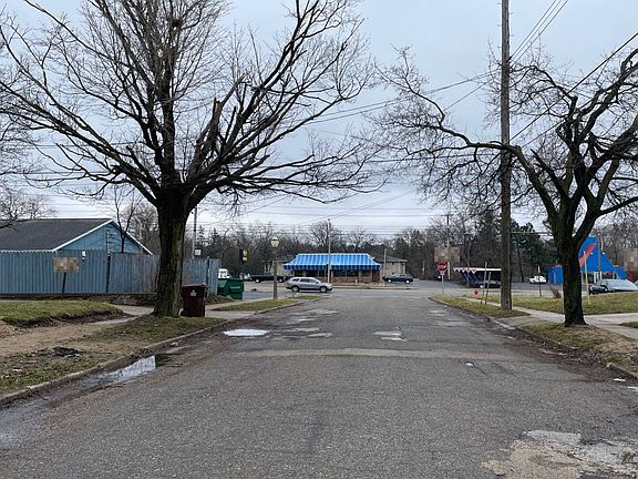 5th image of 406 E Hodge Ave