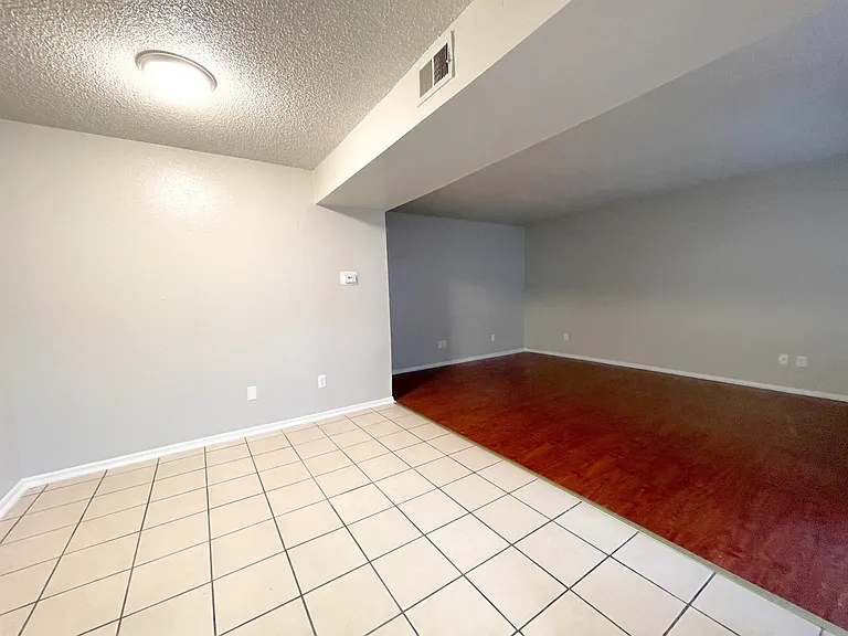 900 NW 24th St — Photo 17