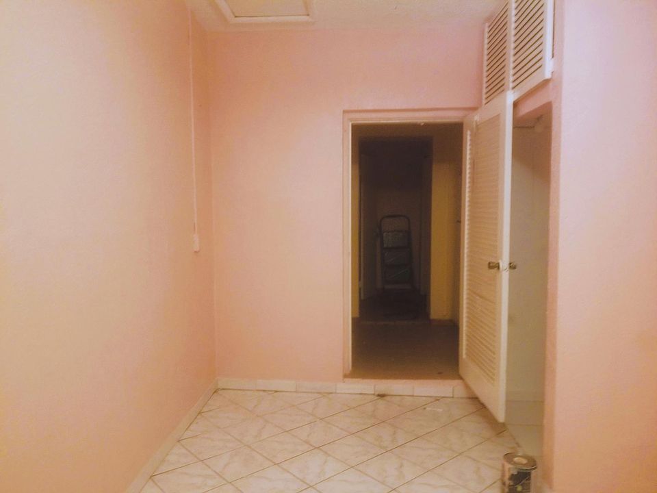 Hallway, Livingroom