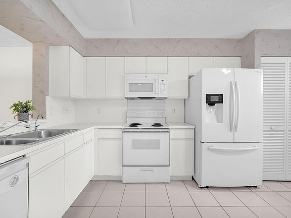3rd image of 14096 Huntington Pointe Drive #306