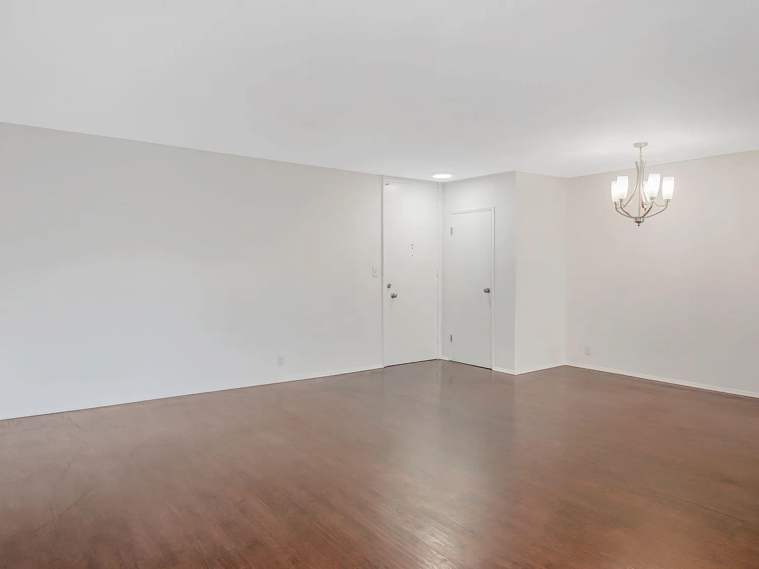 320 N La Peer Drive — Photo 3