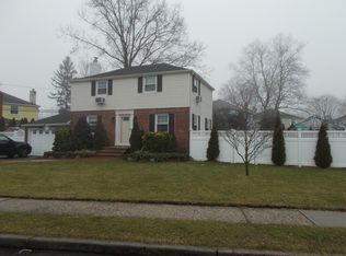 12 Hastings Dr, Merrick, NY 11566